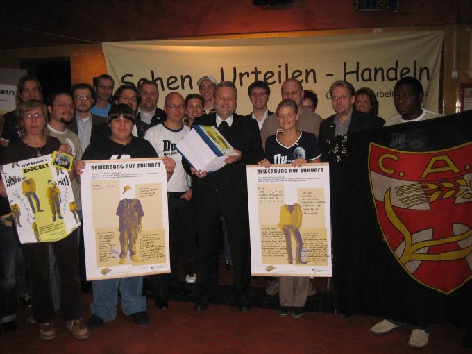 Gruppenbild übergabe Mappe an Bischof