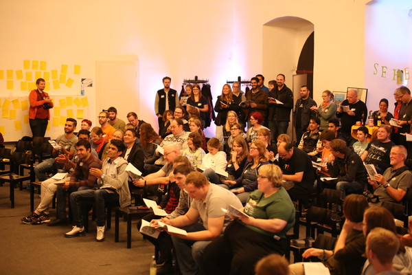 06 Im Plenum wird gemeinsam gesungen