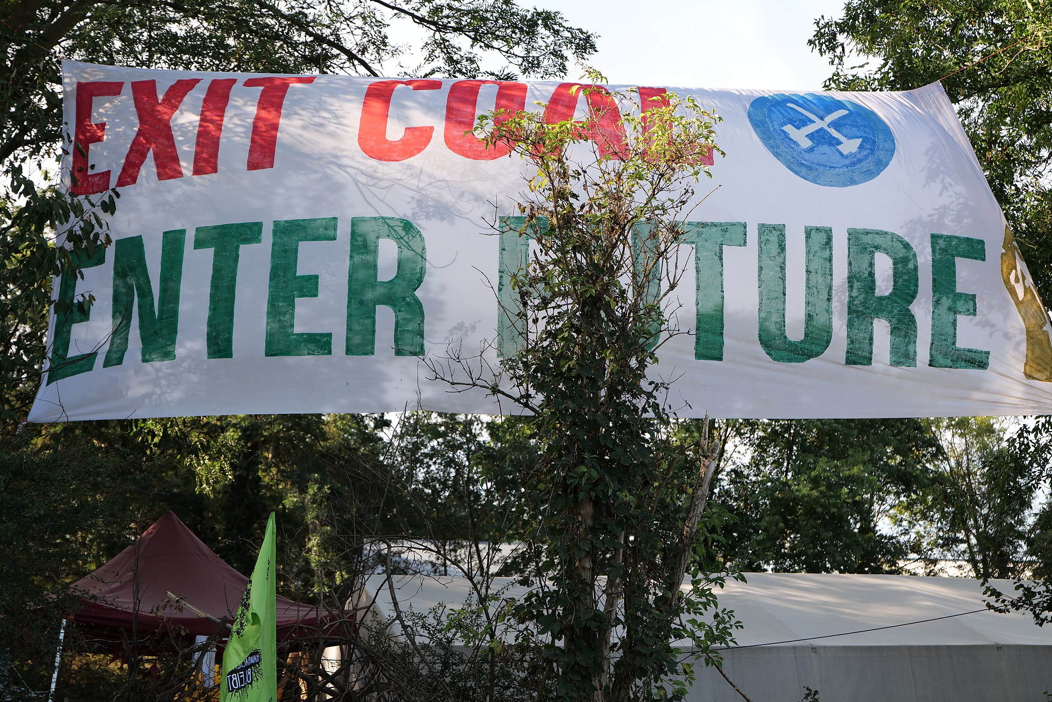 "Exit Coal - Enter Future" steht auf einem Banner in Lützerath